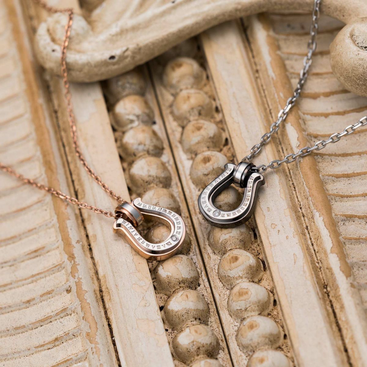 ペアネックレス 円周率 馬蹄 ホースシュー アレルギーフリー サージカルステンレス316L ピンク＆ブラック 4SUP067GO&4SUP067BK